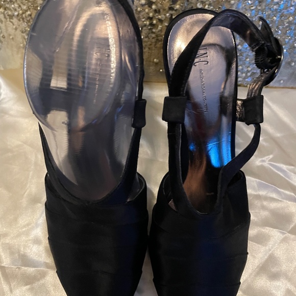 Like new! Macy's International Satin Black 4 inch Heels size 7.5 - Picture 8 of 13